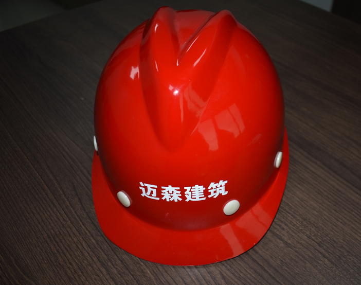 講述施工現場佩戴建筑安全帽注意事項。